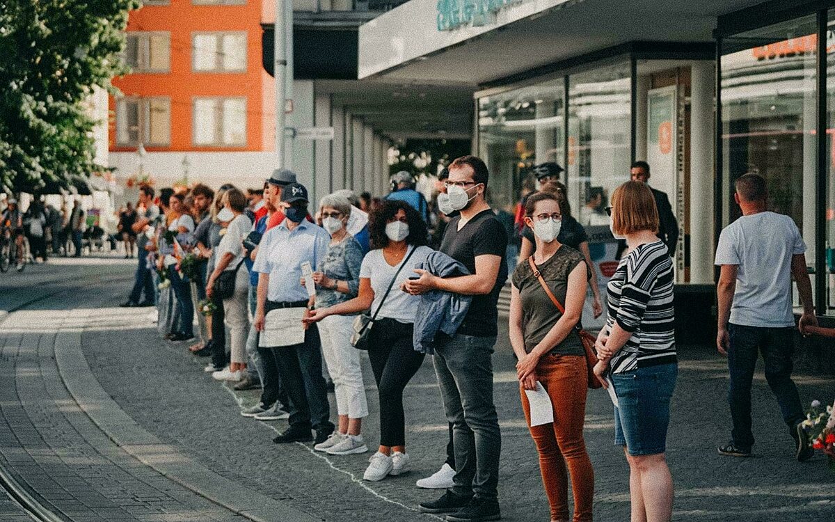 Menschenkette als Gedenkveranstaltung zur Messerattacke in der Wuerzburger Innenstadt 4 Menschenkette als Gedenkveranstaltung zur Messerattacke in der Wuerzburger Innenstadt 4